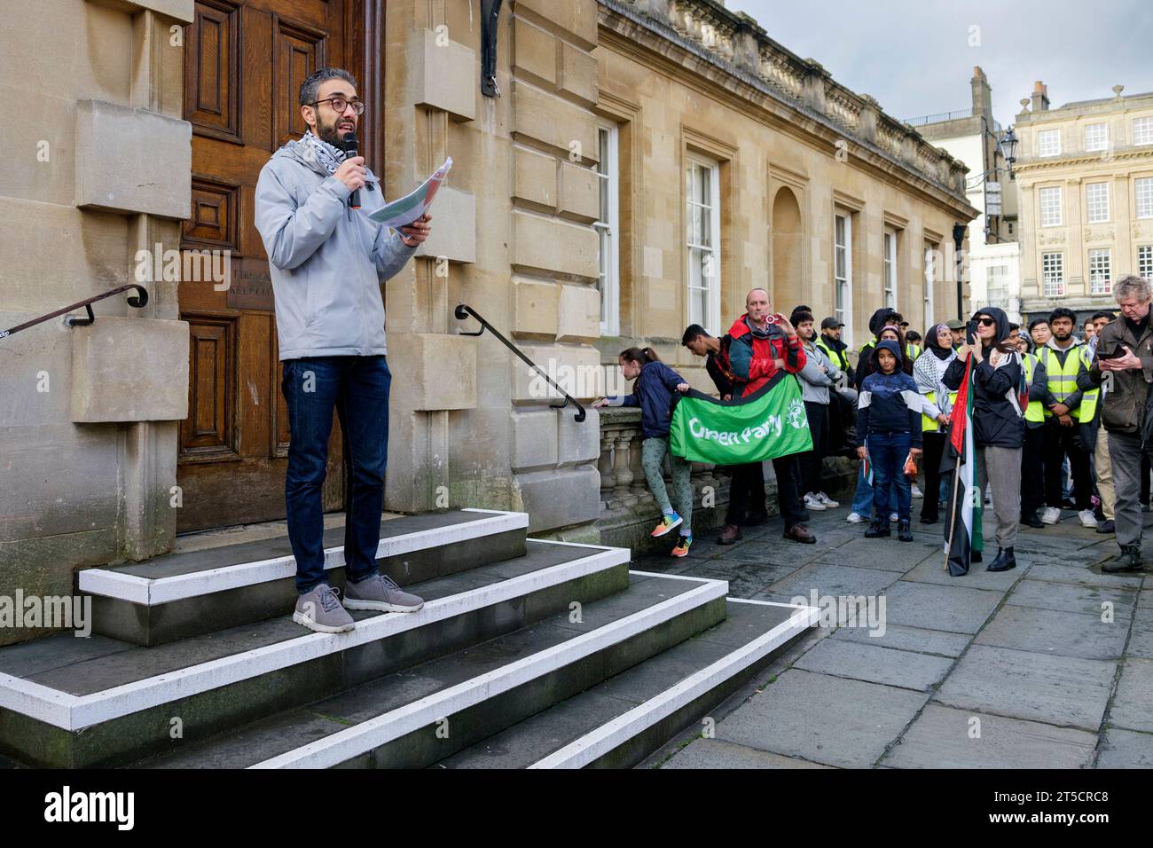 Bath, Royaume-Uni. 4 novembre 2023. Avant une marche de protestation dans les rues de Bath, un palestinien est photographié devant l'abbaye de Bath alors qu'il parle à des partisans pro-palestiniens qui se sont présentés pour montrer leur soutien au peuple palestinien et appeler à un cessez-le-feu maintenant. La marche et le rassemblement de protestation « cessez-le-feu maintenant » ont eu lieu afin que les gens puissent se montrer solidaires du peuple palestinien et protester contre les actions récentes d'Israël à Gaza. Crédit : Lynchpics/Alamy Live News Banque D'Images