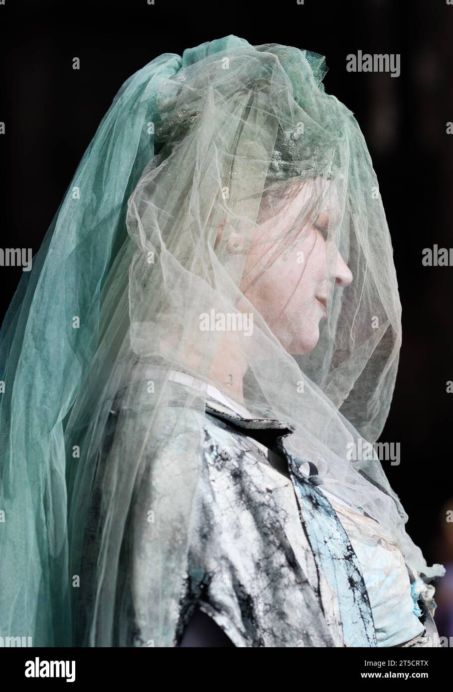 Femme habillée en fantôme au Festival Fringe d'Édimbourg Banque D'Images