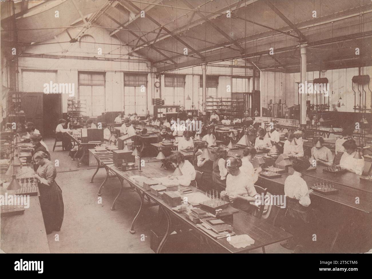 Les travailleuses de guerre s'asseyaient sur des établis, assemblant des fusées pour les munitions dans une salle de travail d'une usine de Walthamstow. La photographie, prise autour de la première Guerre mondiale, a été publiée par Welsh's Studio, Edmonton, North London Banque D'Images