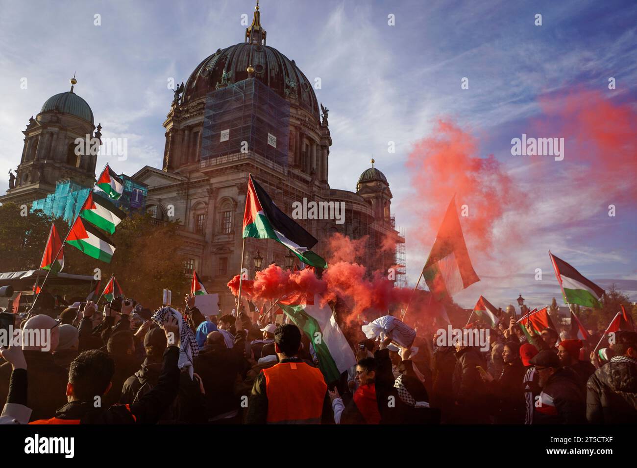 Pro-palästinensische und linksradikale Vereine demonstrieren Alexanderplatz à Berlin-Mitte. Der Demonstrationszug führte unter strengen Auflagen über Banque D'Images