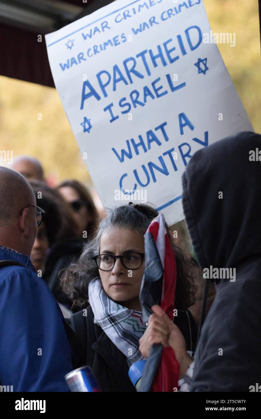 Westminster, Londres, Royaume-Uni. 4 novembre 2023. Femme utilisant mégaphone dit à PRET Un client de manger que la société aide Israël en fournissant de la nourriture. Elle a ensuite été arrêtée par la police galloise assistant la police du met. Elle était là avec d'autres membres de groupes soutenant la manifestation palestinienne dans le centre de Londres en réponse à la crise actuelle entre Israël et le Hamas à Gaza. Israël a déclaré qu'un état de guerre existe entre les deux régions suite à l'attaque du Hamas du 7 octobre contre Israël qui a entraîné la mort de plus de 1400 hommes israéliens, femmes et enfants. Ceux qui protestent sont inquiets Banque D'Images