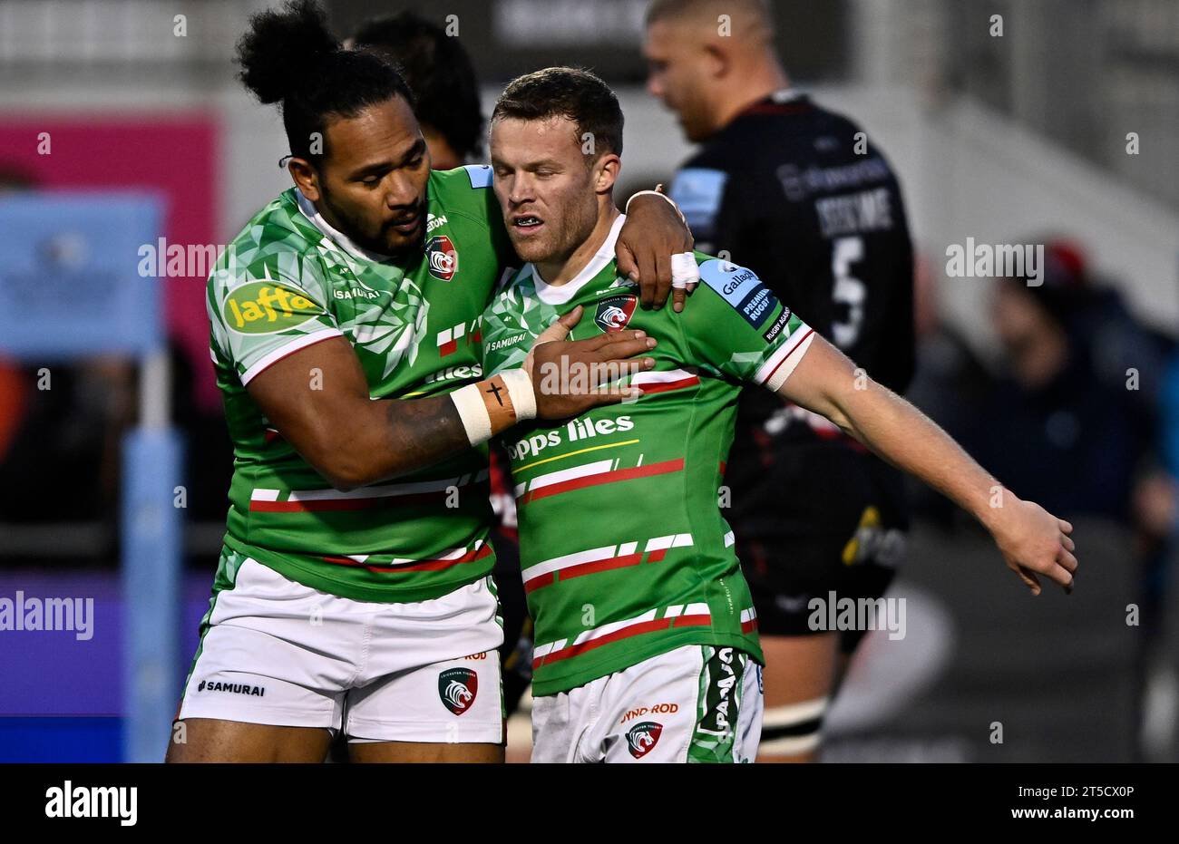 Barnet, Royaume-Uni. 04 novembre 2023. Premier championnat Rugby. Saracens hommes V Leicester Tigers. Stade Stone X. Barnet. ESSAYEZ. Le buteur Tom Whiteley (Leicester, à gauche) est félicité par Solomone Kata (Leicester) lors du match de rugby Saracens Men V Leicester Tigers Gallagher Premiership. Crédit : Sport in Pictures/Alamy Live News Banque D'Images