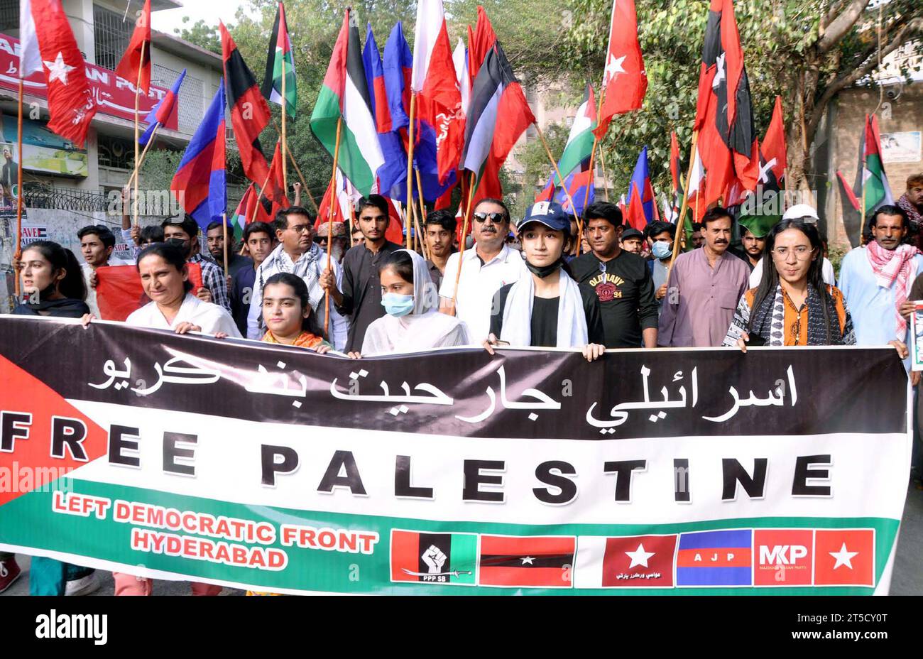 Les dirigeants et les partisans du Front démocratique de gauche organisent une manifestation de protestation contre les actes cruels et inhumains israéliens et expriment leur unité avec le peuple innocent de Palestine, organisée à Hyderabad le samedi 4 novembre 2023. Banque D'Images