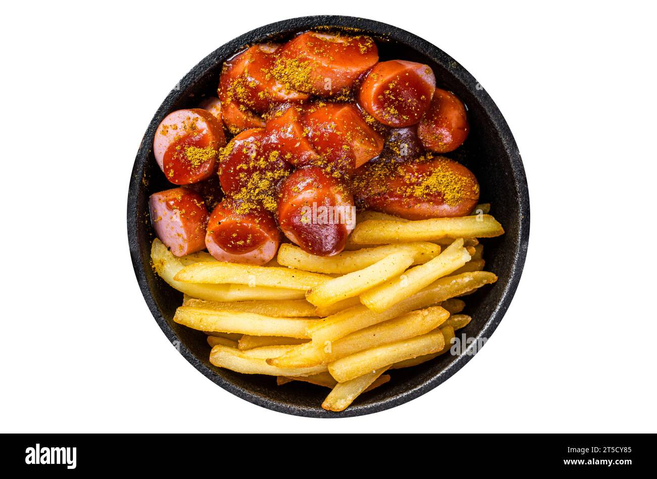 Saucisses Currywurst aux épices Curry sur wursts servies frites dans une poêle. Isolé sur fond blanc Banque D'Images