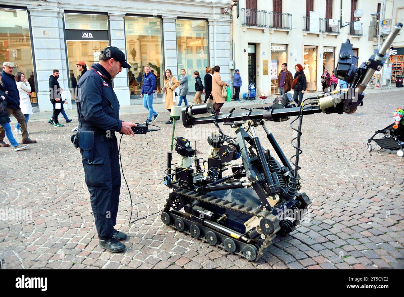 Padoue, Italie. 4 novembre 2023.les Carabiniers effectuent un exercice anti-terroriste dans le centre historique. En action robot Army Bomb Disposal parmi la foule du samedi après-midi. Crédits : Ferdinando Piezzi/Alamy Live News Banque D'Images