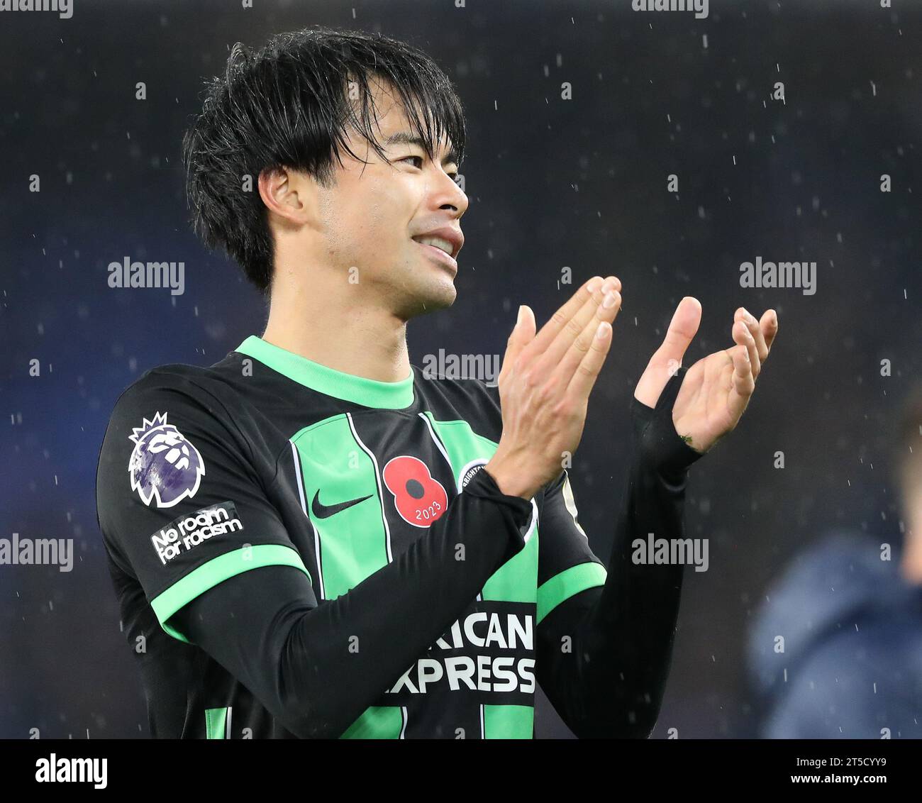 Goodison Park, Liverpool, Royaume-Uni. 4 novembre 2023. Premier League football, Everton contre Brighton et Hove Albion ; Kaoru Mitoma de Brighton et Hove Albion applaudissent les fans en visite à plein temps Credit : action plus Sports/Alamy Live News Banque D'Images