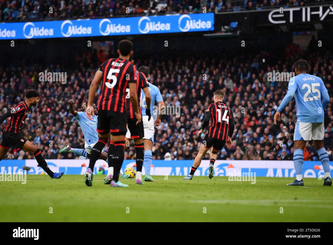 MANCHESTER, ROYAUME-UNI. 4 novembre 2023. Jeremy Doku de Manchester City dévie Manuel Akanji et entre pour le troisième but lors du match de Premier League à l'Etihad Stadium, MANCHESTER. Le crédit photo devrait être : Gary Oakley/Sportimage crédit : Sportimage Ltd/Alamy Live News Banque D'Images