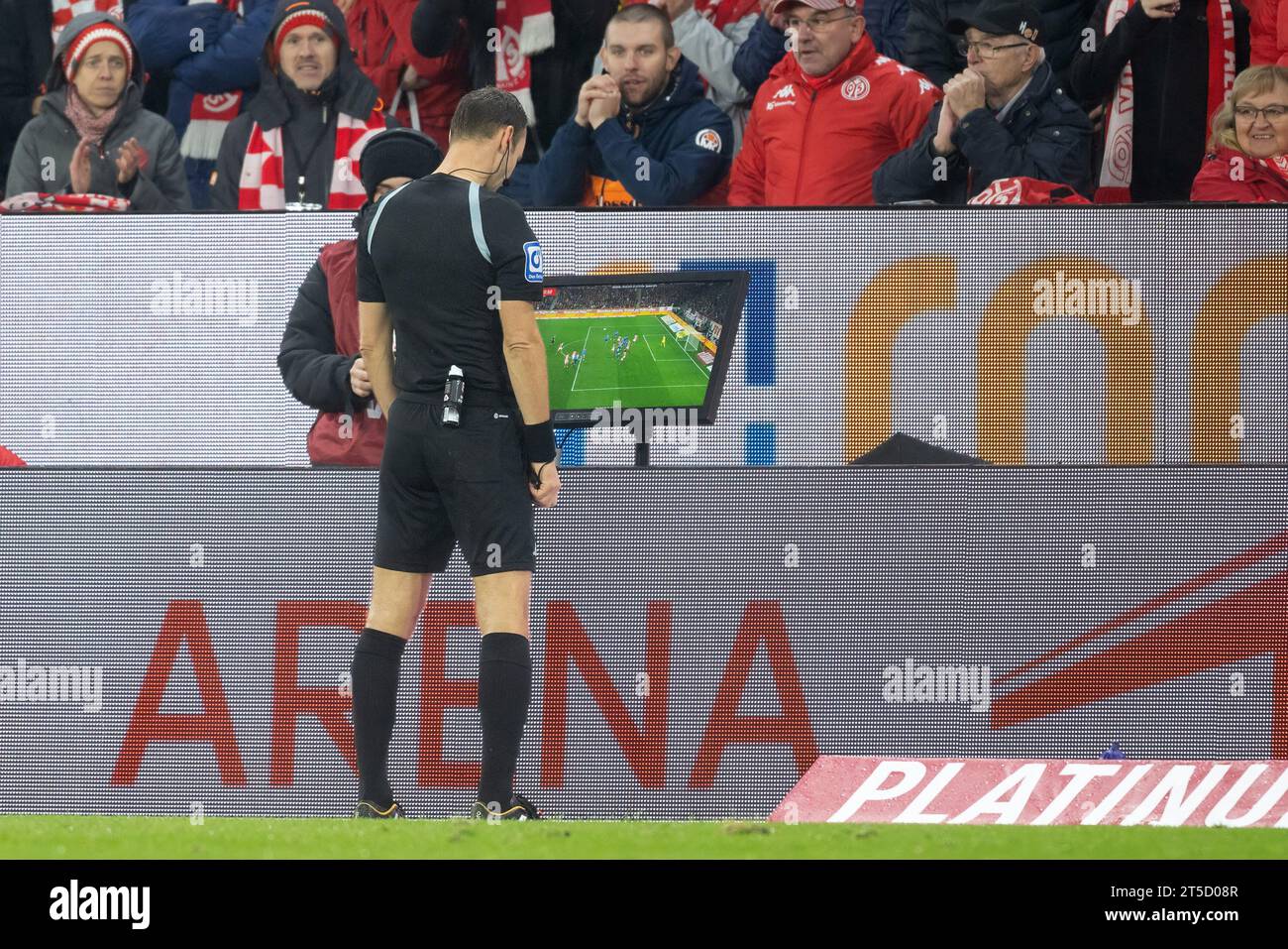 Mayence, Allemagne. 04 novembre 2023. Football : Bundesliga, FSV Mainz 05 - RB Leipzig, Journée 10, Mewa Arena. L'arbitre Bastian Dankert vérifie la scène avant le but 2:0 avec l'aide de l'arbitre assistant vidéo (VAR). Crédit : Jürgen Kessler/dpa - REMARQUE IMPORTANTE: conformément aux règlements de la Ligue allemande de football DFL et de la Fédération allemande de football DFB, il est interdit d'utiliser ou de faire utiliser des photographies prises dans le stade et/ou du match sous forme d'images séquentielles et/ou de séries de photos de type vidéo./dpa/Alamy Live News Banque D'Images