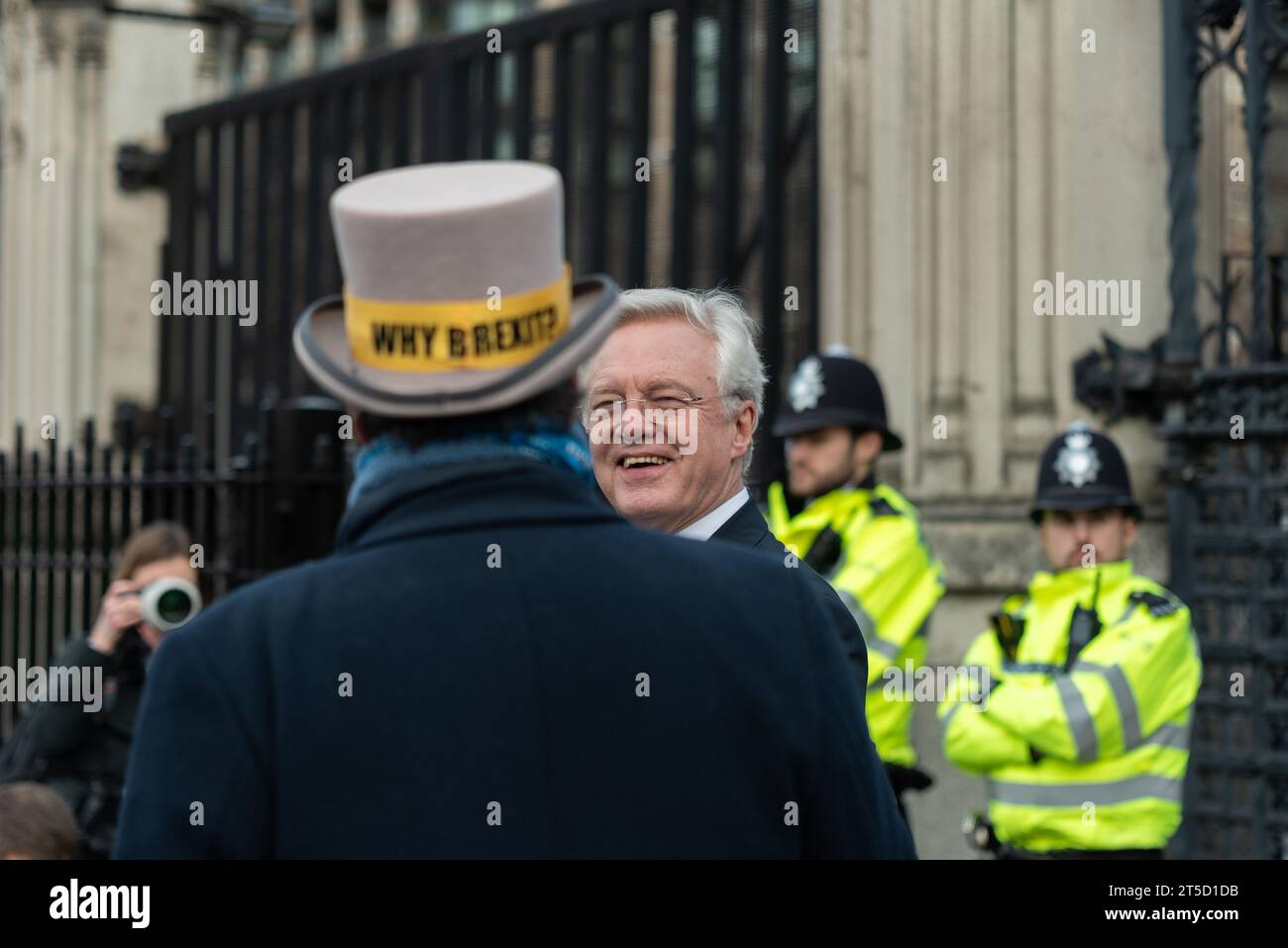 Steve Bray se disputant avec le député Brexiteer David Davis devant le Parlement. Côtés Brexit. Ancien secrétaire d'État à la sortie de l'Union européenne Banque D'Images