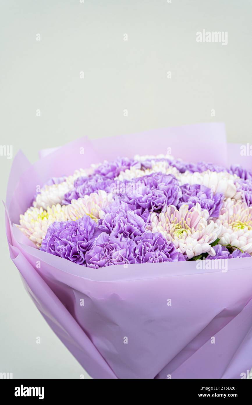 Beau bouquet avec œillet violet pâle et fleurs de chrysanthème Banque D'Images