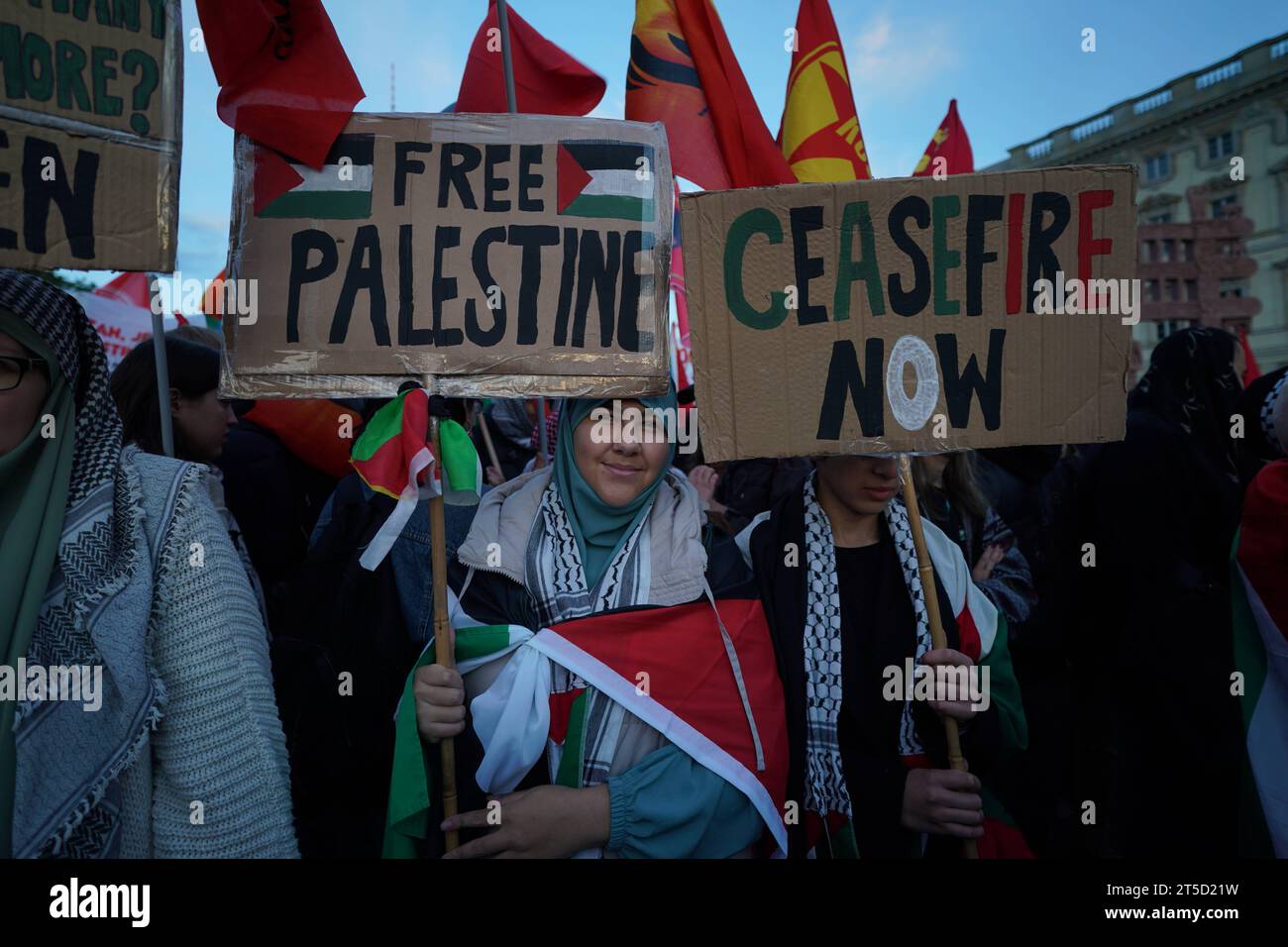 Berlin, Demonstration GER, Berlin,20231104, Demo, Kundgebung gegen Israel, Einmarsch in den GAZA Streifen, Nahost Konflikt mit Palästina, *** Berlin, Demonstration GER, Berlin,20231104, Demo, rassemblement contre Israël, invasion de la bande DE GAZA, conflit du Moyen-Orient avec la Palestine, crédit : Imago/Alamy Live News Banque D'Images