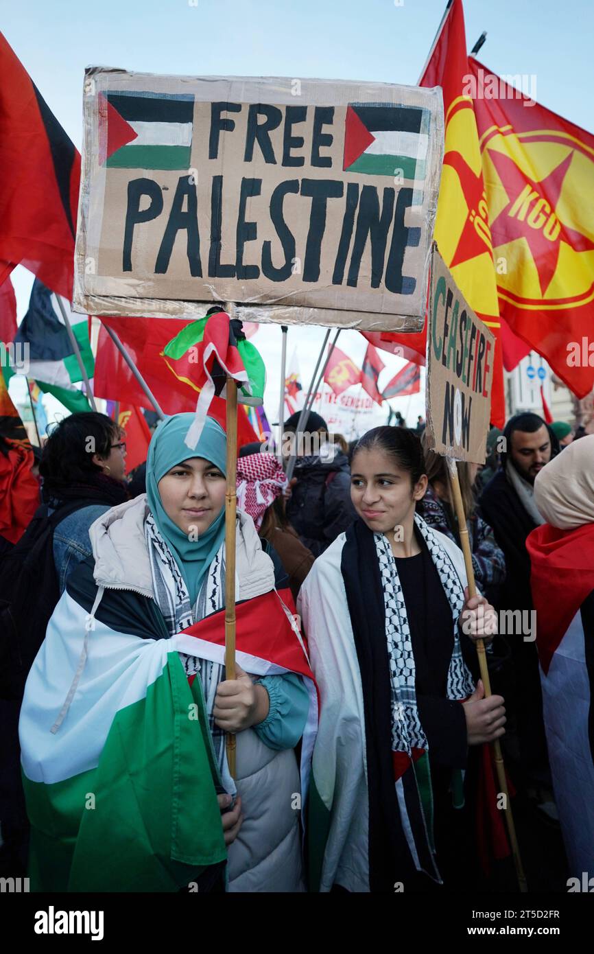 Berlin, Demonstration GER, Berlin,20231104, Demo, Kundgebung gegen Israel, Einmarsch in den GAZA Streifen, Nahost Konflikt mit Palästina, *** Berlin, Demonstration GER, Berlin,20231104, Demo, rassemblement contre Israël, invasion de la bande DE GAZA, conflit du Moyen-Orient avec la Palestine, crédit : Imago/Alamy Live News Banque D'Images