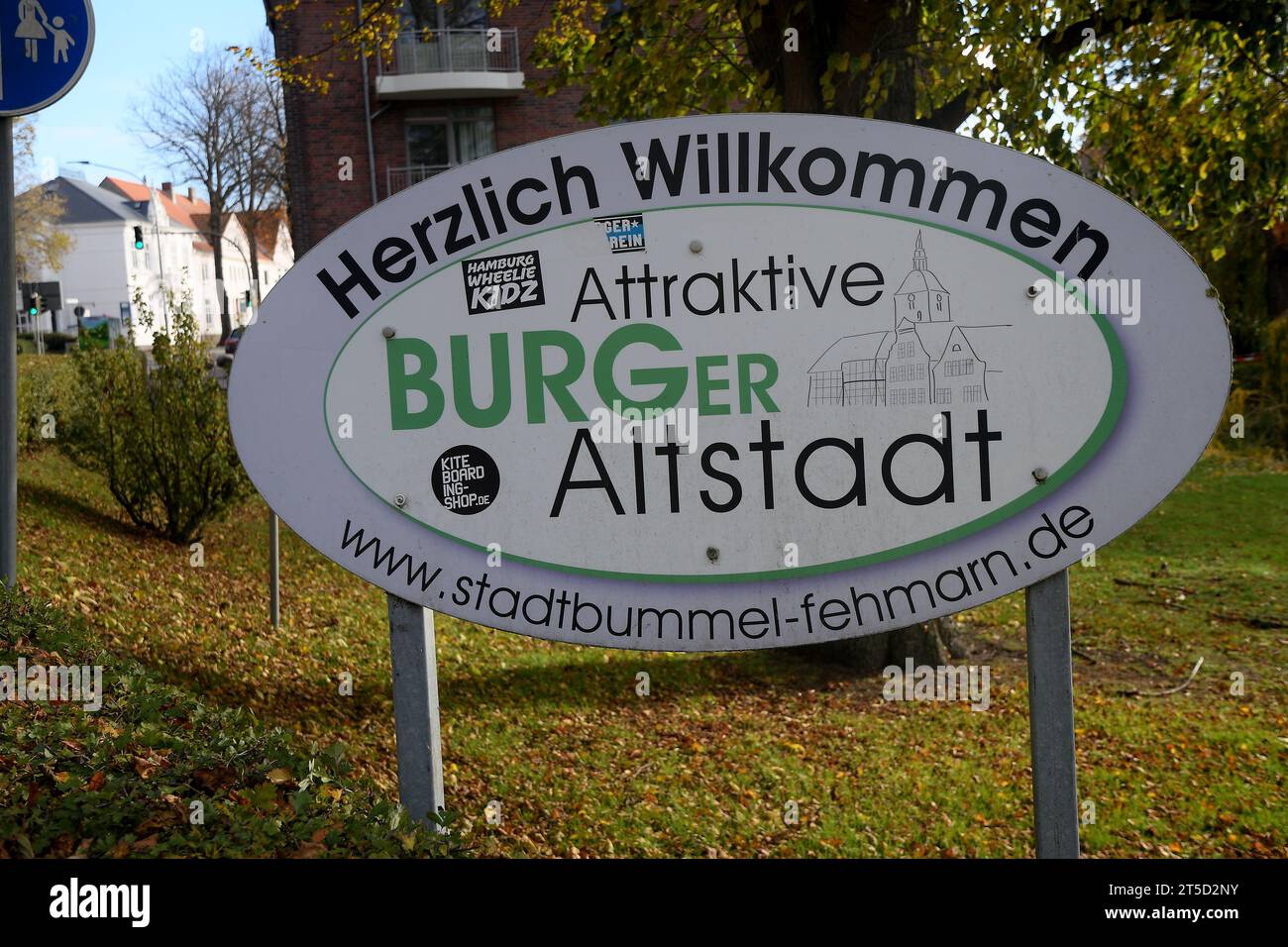 Burger/Fehmarn/Allemagne /04 novembre 2023/Bllboard lit herzlich willkommen à Buger ville i Fehmarn en Allemagne. (Photo.Francis Joseph Dean/Dean Pictures) Banque D'Images