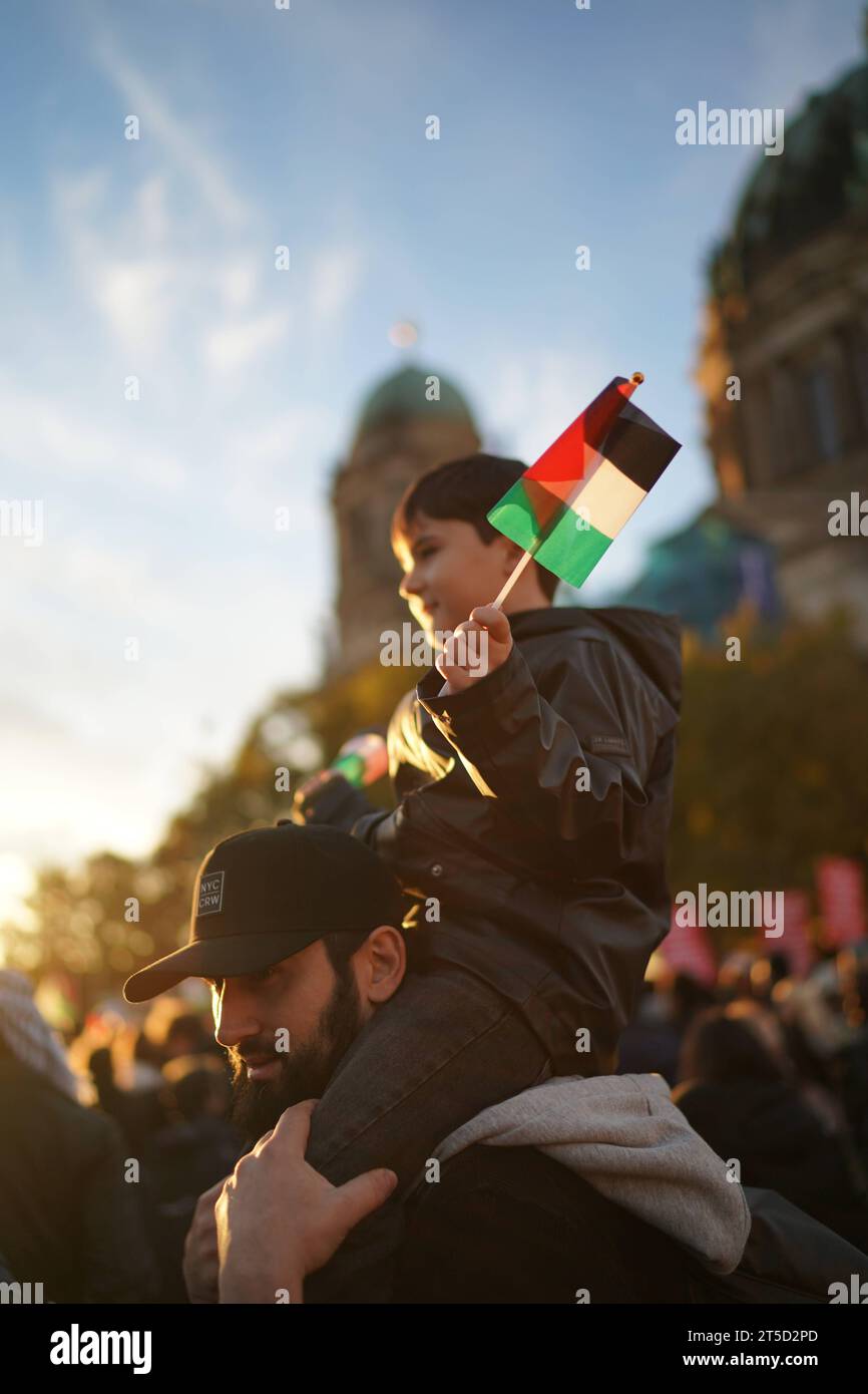 Berlin, Demonstration GER, Berlin,20231104, Demo, Kundgebung gegen Israel, Einmarsch in den GAZA Streifen, Nahost Konflikt mit Palästina, *** Berlin, Demonstration GER, Berlin,20231104, Demo, rassemblement contre Israël, invasion de la bande DE GAZA, conflit du Moyen-Orient avec la Palestine, crédit : Imago/Alamy Live News Banque D'Images