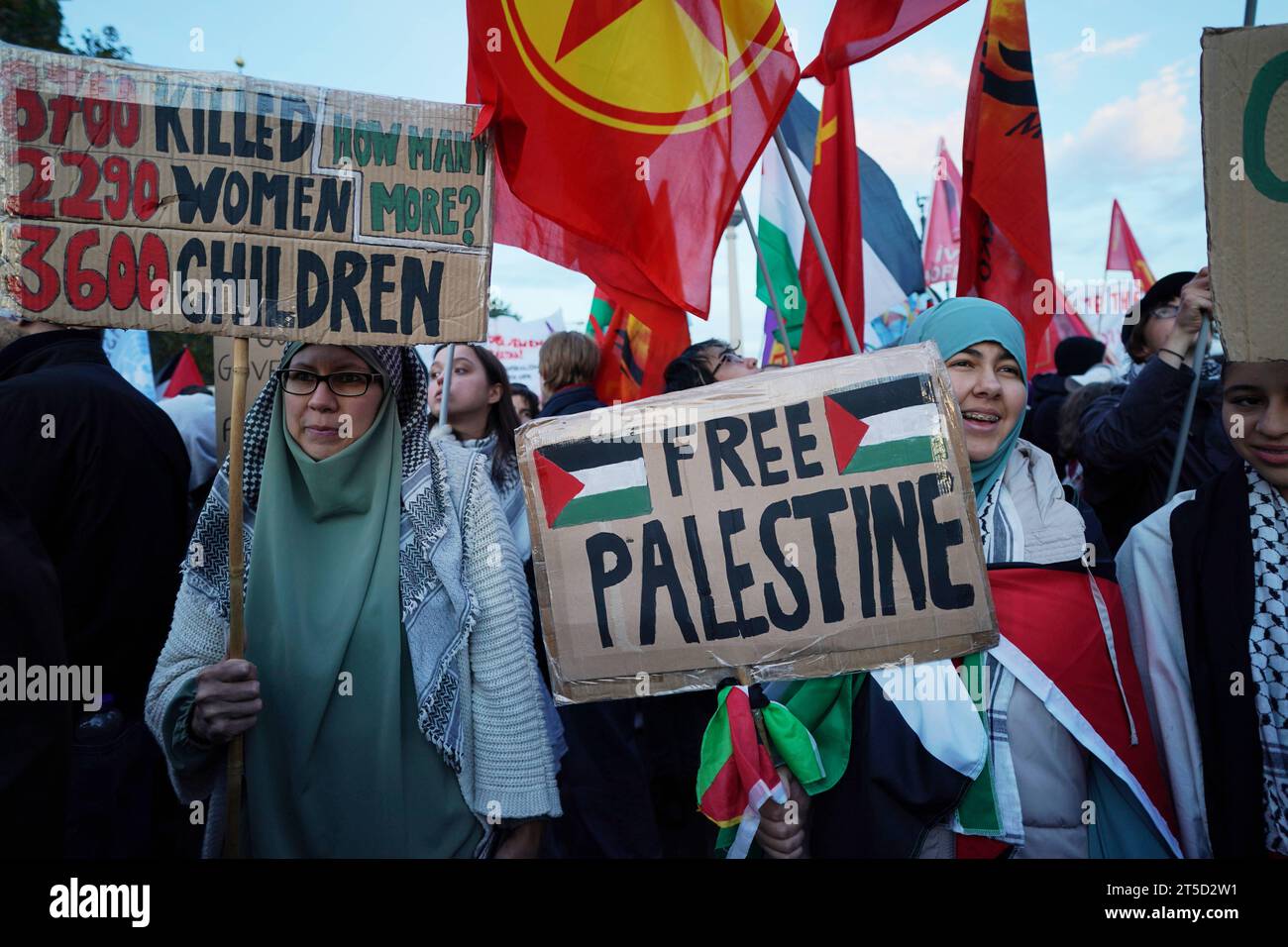 Berlin, Demonstration GER, Berlin,20231104, Demo, Kundgebung gegen Israel, Einmarsch in den GAZA Streifen, Nahost Konflikt mit Palästina, *** Berlin, Demonstration GER, Berlin,20231104, Demo, rassemblement contre Israël, invasion de la bande DE GAZA, conflit du Moyen-Orient avec la Palestine, crédit : Imago/Alamy Live News Banque D'Images