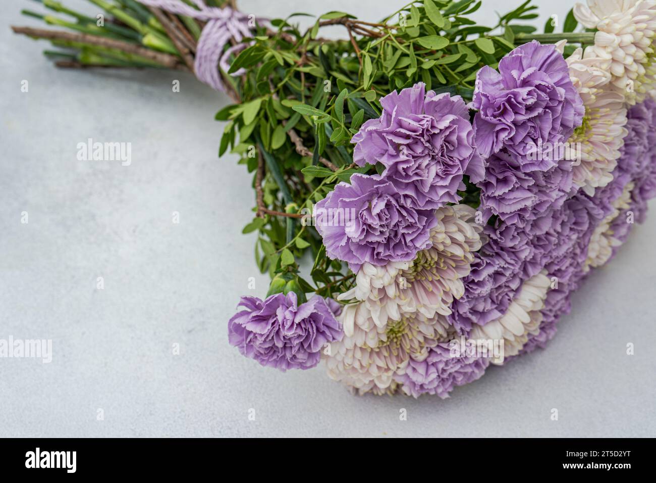 Beau bouquet avec œillet violet pâle et fleurs de chrysanthème Banque D'Images