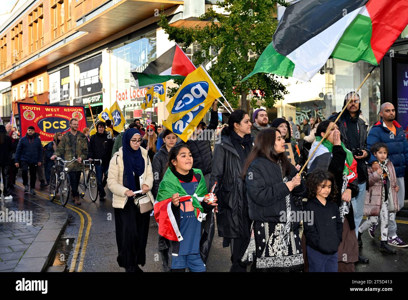 marche pro-Palestine à travers le centre de Bristol de la mosquée Shah Jalal à Eastville, en passant par la zone commerçante Broadmead jusqu'à College Green, Bristol, Banque D'Images