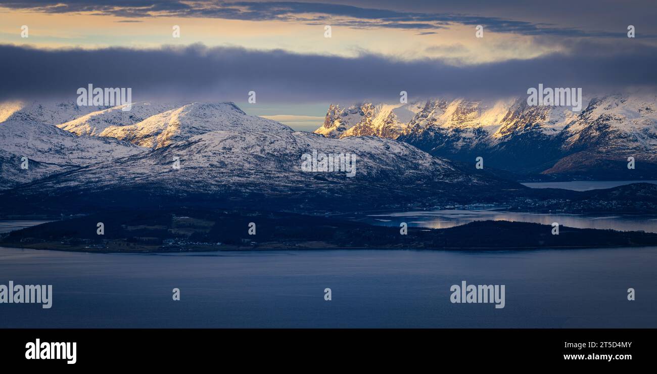 Les montagnes au-dessus de la ville norvégienne de Tromso Banque D'Images