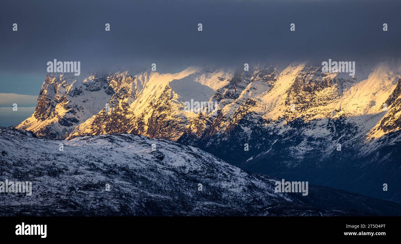 Les montagnes au-dessus de la ville norvégienne de Tromso Banque D'Images