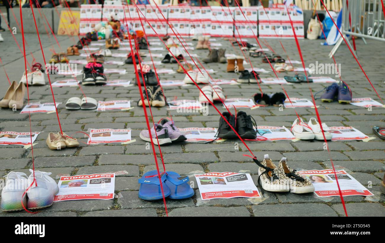 Manifestation Israël activiste bannière visage bottes gens contre kidnapping des enfants gens par le Hamas, signe drapeau activisme terrorisme kidnappé, Palestine Banque D'Images