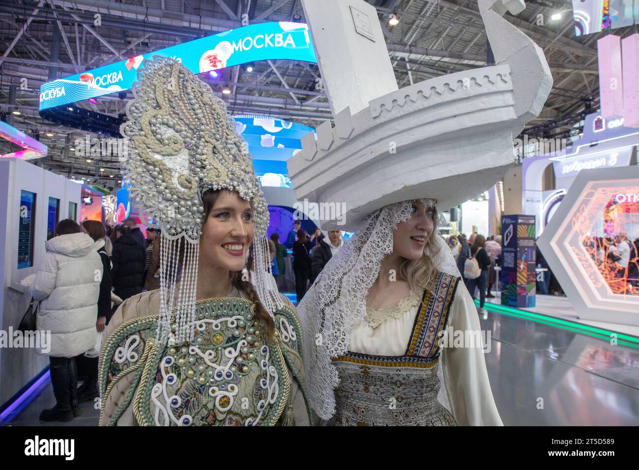 Moscou, Russie. 4 novembre 2023. Des femmes en costumes folkloriques sont vues sur un stand de la région de Samara lors de l'ouverture de l'exposition internationale Russia Expo et du forum au centre d'exposition VDNKh à Moscou, en Russie. Banque D'Images