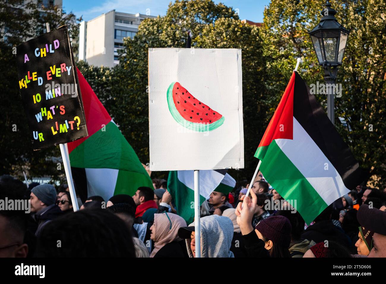Berlin, Allemagne - novembre 4 : symbole de melon d'eau sur le panneau et drapeau palestinien manifestation Palestine libre à Berlin Banque D'Images