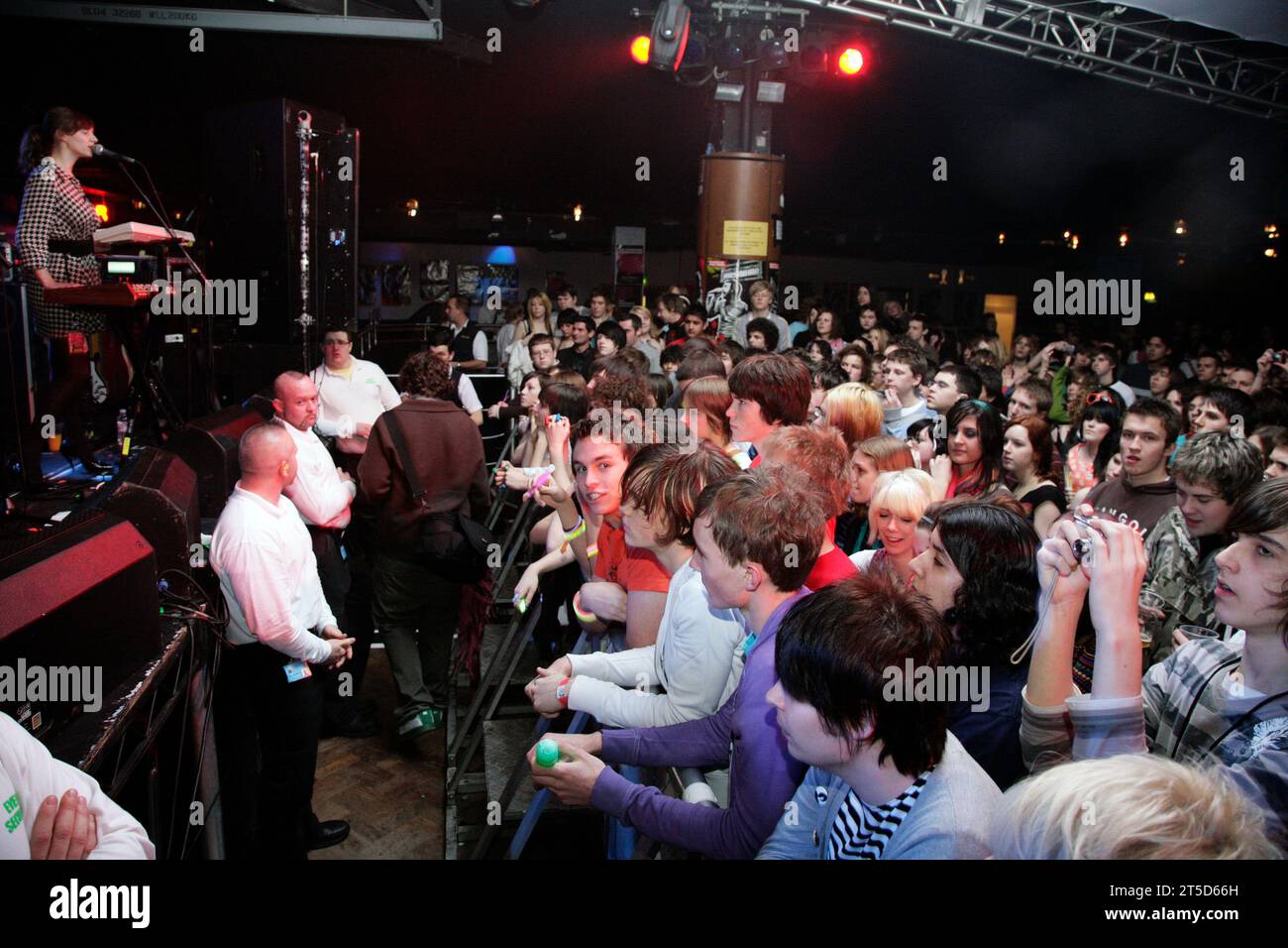 INDIE FANS, NEW YOUNG PONY CLUB, CONCERT, 2007 : The NME Rave Tour at Cardiff Students' Union in Wales, 11 février 2007. Photographie : ROB WATKINS photographié : un grand plan de la foule dans la mode des jeunes filles des années 00 pour New Young Pony Club (NYPG). INFO : le NME Rave Tour était une série de concerts britanniques de renom organisée par le magazine New musical Express (NME), mettant en vedette des artistes indépendants et électroniques émergents. Il a gagné en popularité pour mettre en vedette de futures stars, créant une atmosphère vibrante et énergique célébrant les nouvelles tendances musicales. Banque D'Images