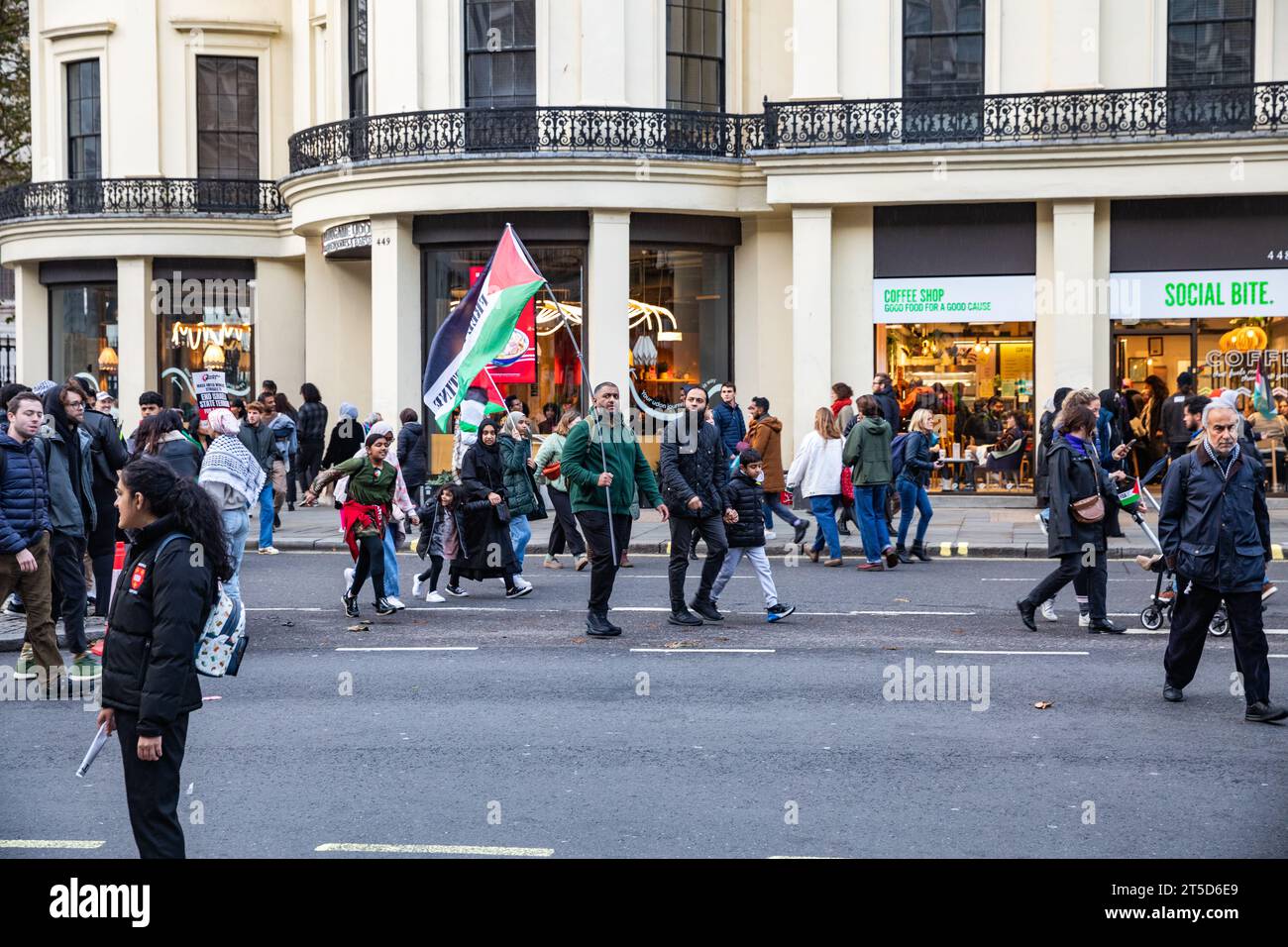 Londres, Royaume-Uni. 4 novembre 2023. Les manifestants se rassemblent pour un rassemblement pro-palestinien à Trafalgar Square, dans le centre de Londres. Des dizaines de milliers de personnes ont défilé sur Trafalgar Square lors de la dernière d'une série de manifestations à grande échelle dans la capitale pour exiger la fin du bombardement de Gaza. Crédit : Keith Larby/Alamy Live News Banque D'Images
