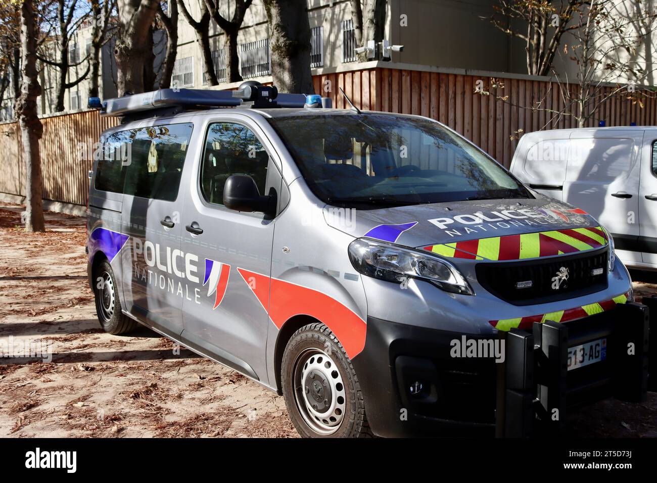 Voiture de police garée près de l'avenue des champs-Elysées à Paris, France Banque D'Images
