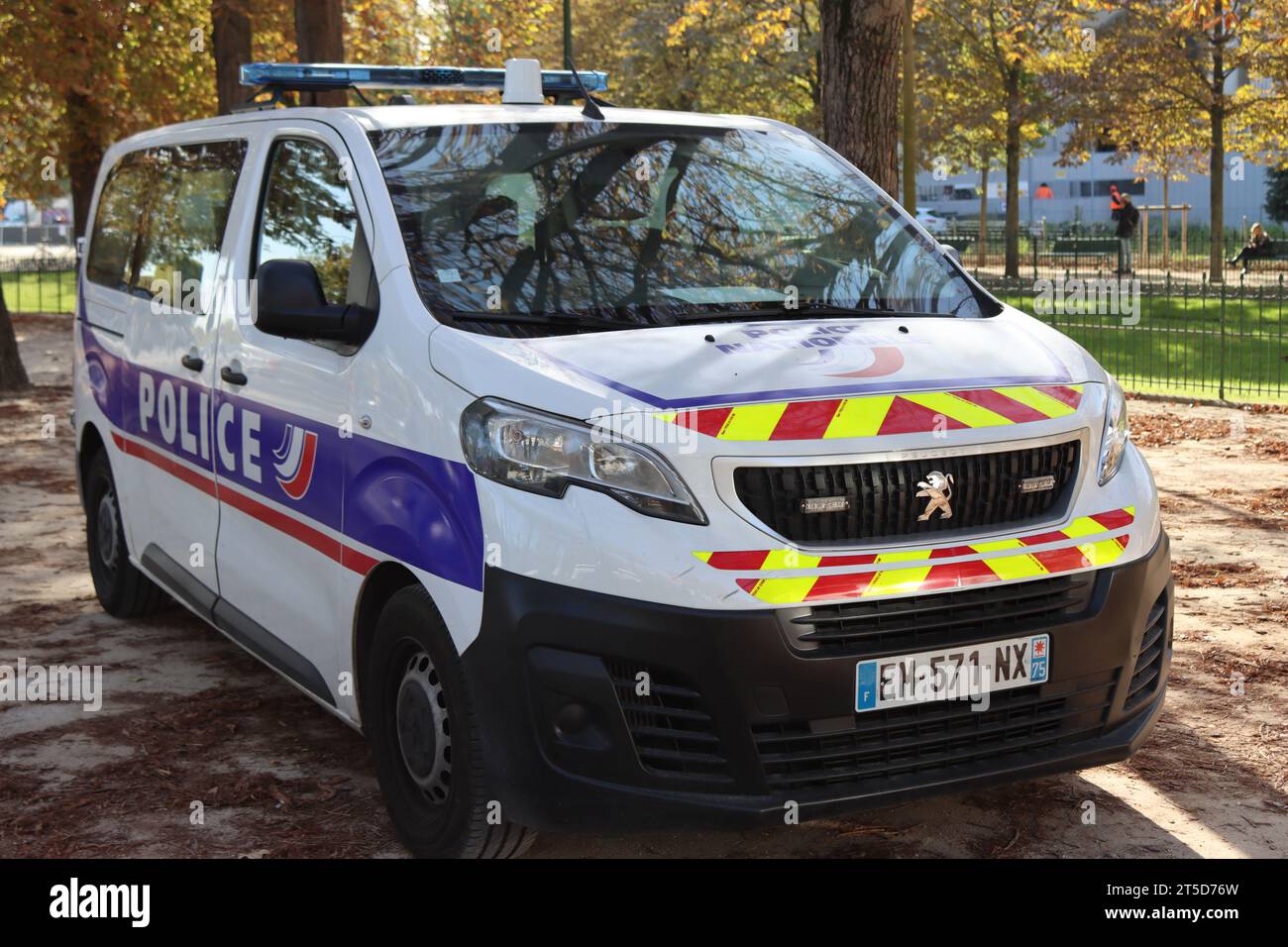 Voiture de police garée près de l'avenue des champs-Elysées à Paris, France Banque D'Images