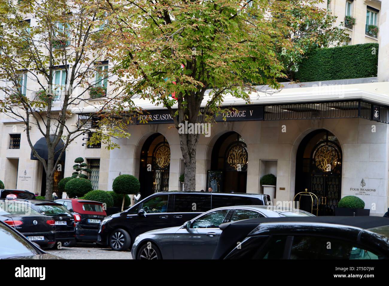 Four Seasons Hotel George V sur Avenue George V à Paris, France Banque D'Images