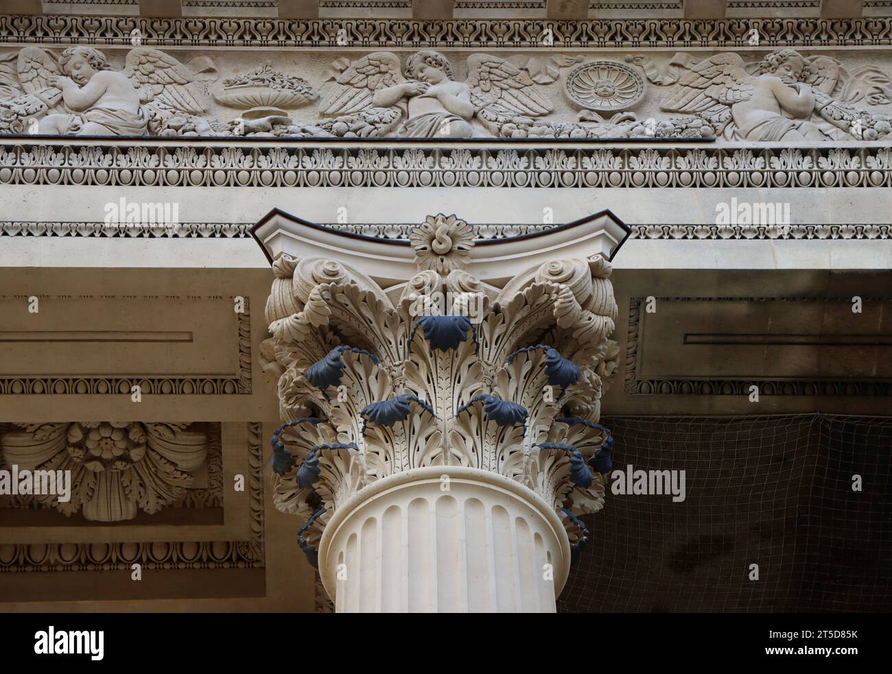 Détails architecturaux de l'église Sainte-Marie-Madeleine, ou la Madeleine sur la place de la Madeleine dans le centre de Paris, France Banque D'Images