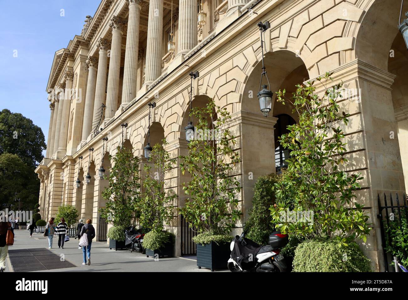 La façade de l'Hôtel de Crillon face à la place de la Concorde à Paris, France Banque D'Images