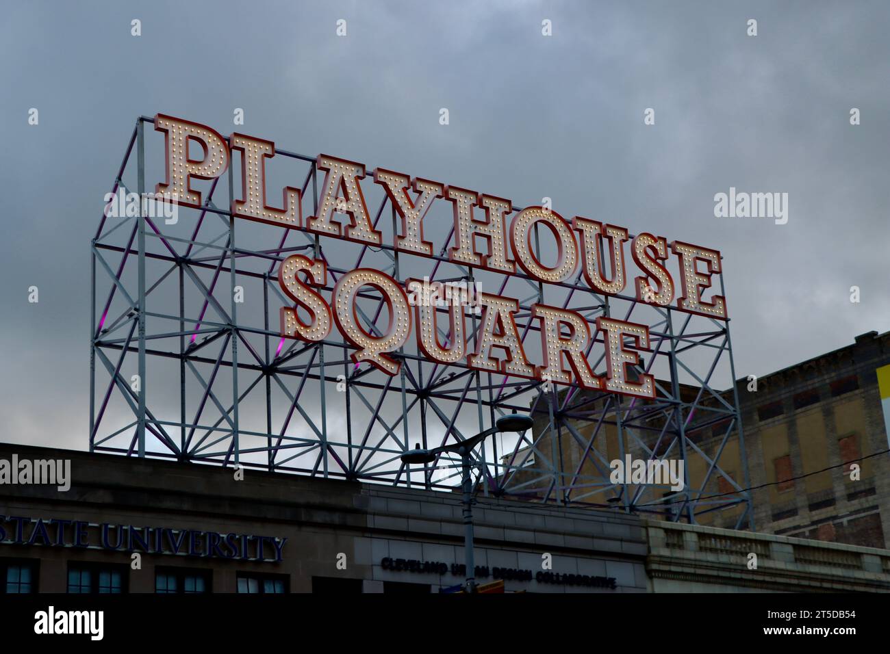 Playhouse Square signe au-dessus de Euclid Avenue dans le quartier des théâtres de Cleveland contre le ciel matinal début novembre 2023 Banque D'Images