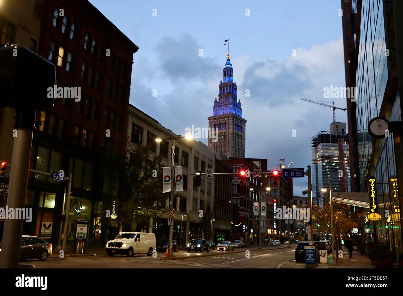 Sommet de la tour Tower City à Cleveland vu de l'avenue Euclid dans la lumière du matin début novembre 2023 Banque D'Images