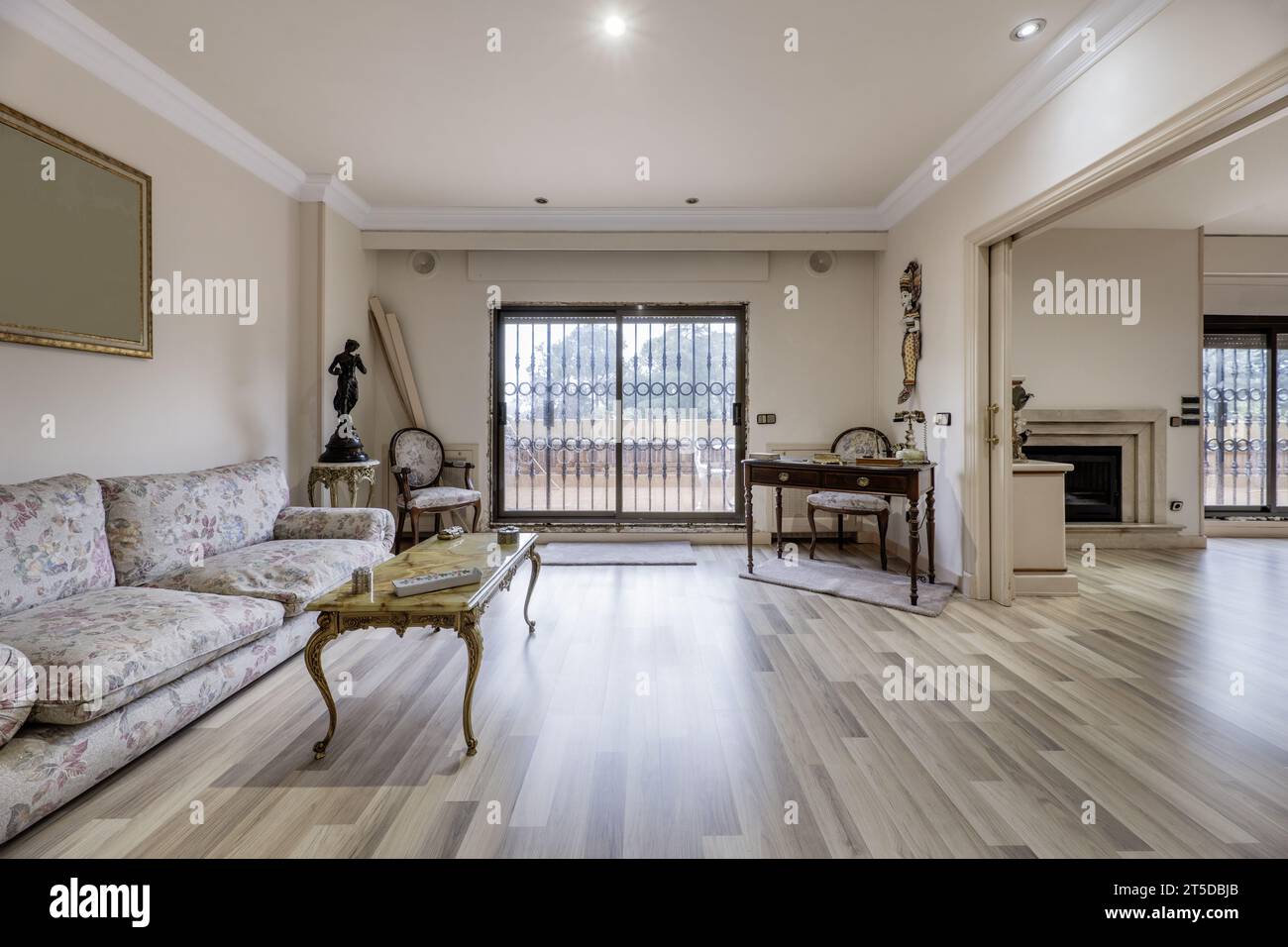 Salon d'une chambre avec parquet, terrasse avec portes coulissantes Banque D'Images