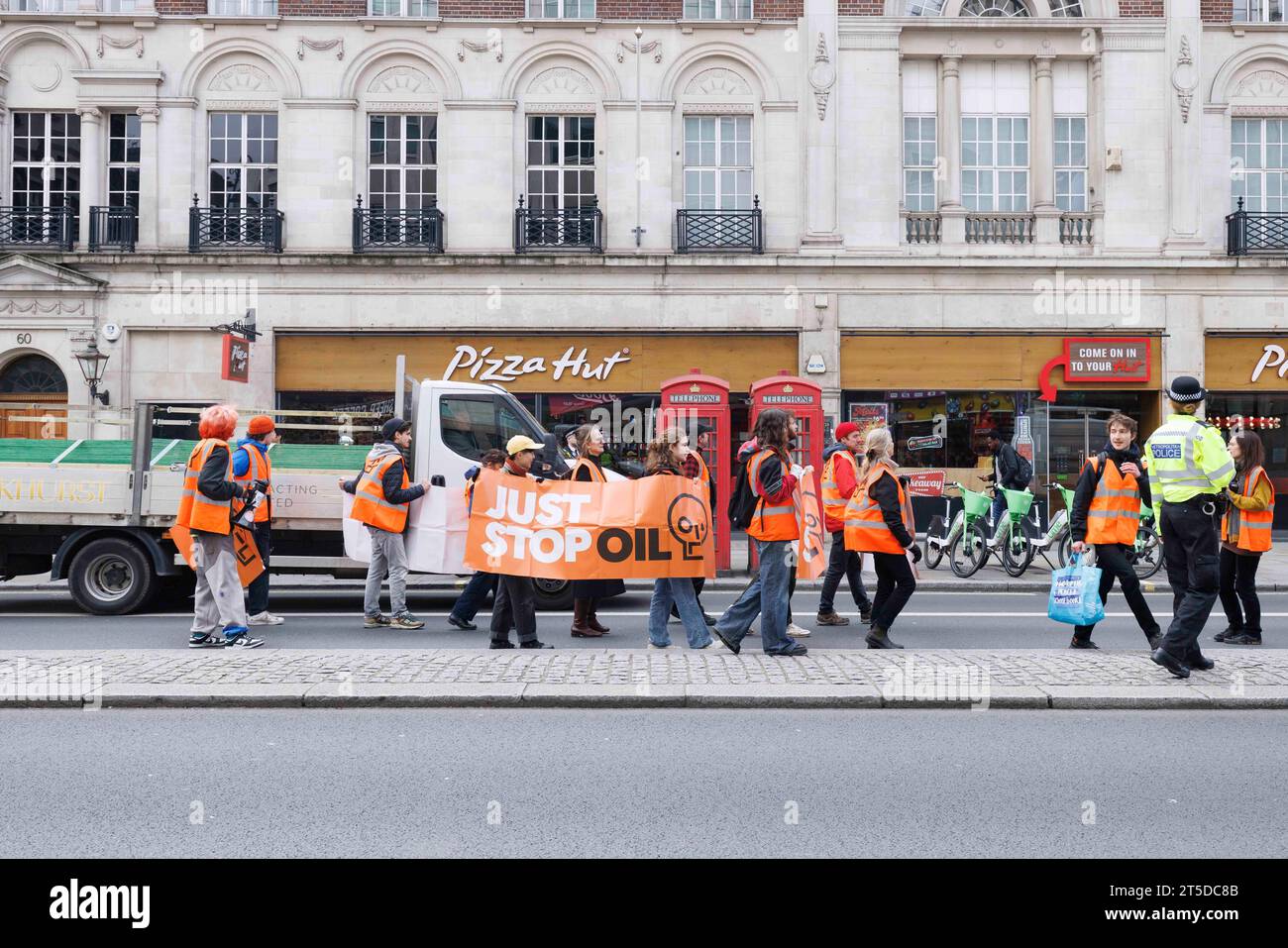 Arrêtez le pétrole les manifestants marchent lentement le long du Strand, créant un trafic modéré. Photo prise le 24 avril 2023. © Belinda Jiao jiao.bilin@gmail.com 0 Banque D'Images