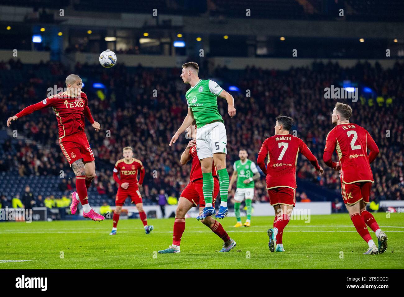 Glasgow, Écosse. 04 novembre 2023. Slobodan Rubežić (33 - Aberdeen) tête Clear Hibernian vs Aberdeen - Scottish League Cup demi-finale crédit : Raymond Davies / Alamy Live News Banque D'Images