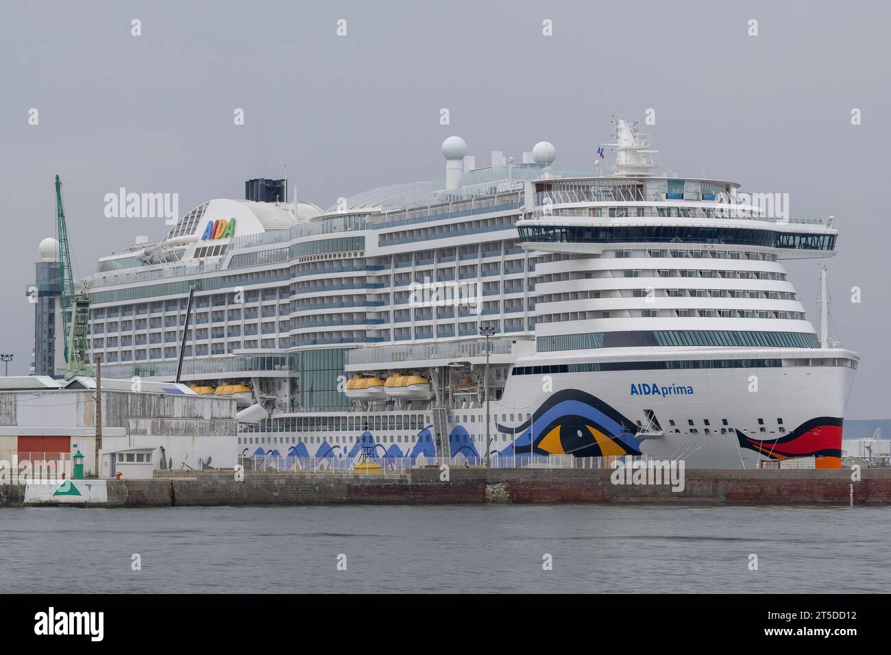 Le Havre, France - bateau de croisière AIDAprima à côté au port du Havre. Banque D'Images