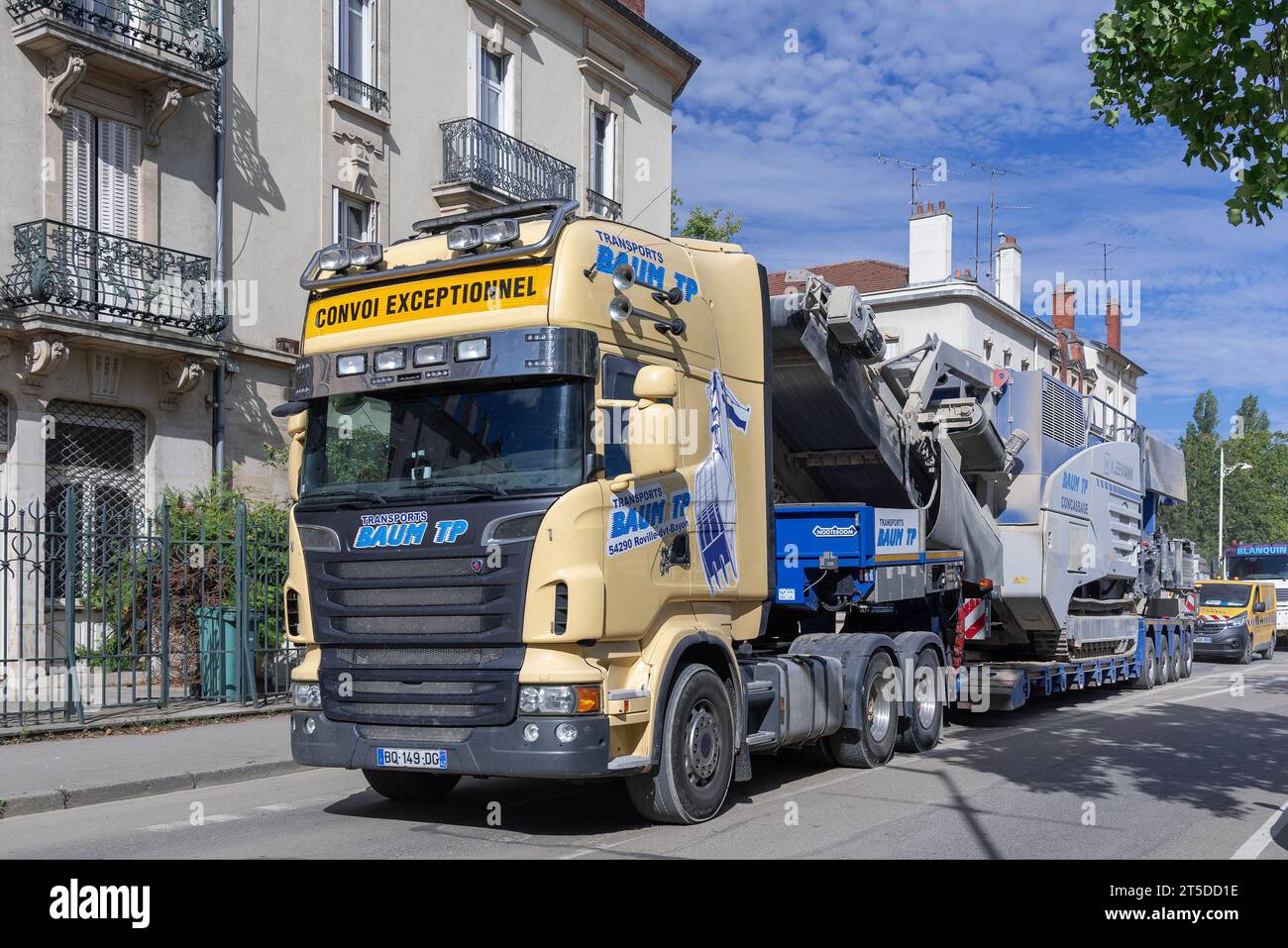 Camion lourd jaune Scania R730 avec concasseur à mâchoires mobile sur la route Banque D'Images