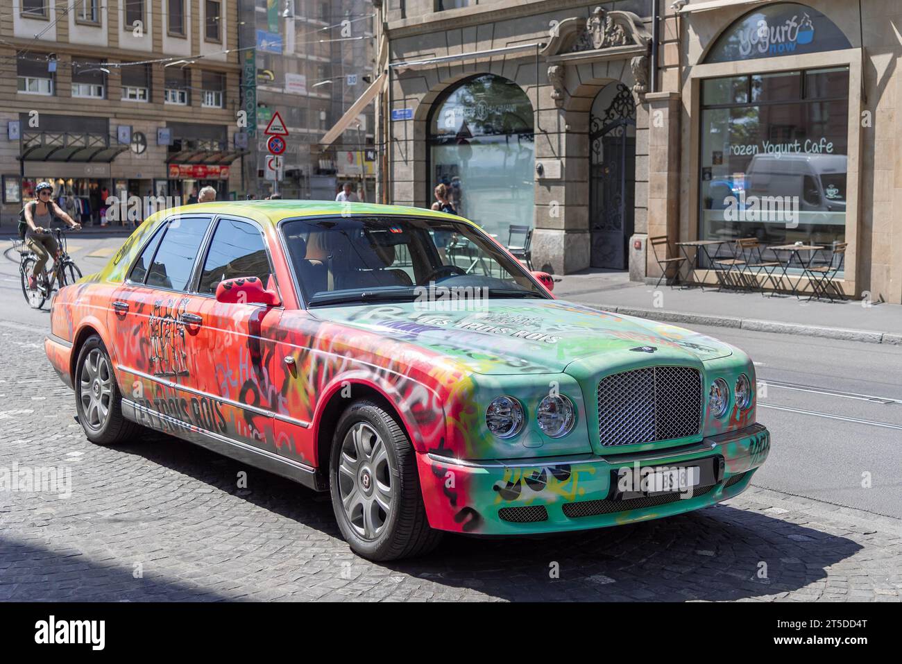 Bâle, Suisse - Street art sur Bentley Arnage R garé dans une rue. Banque D'Images