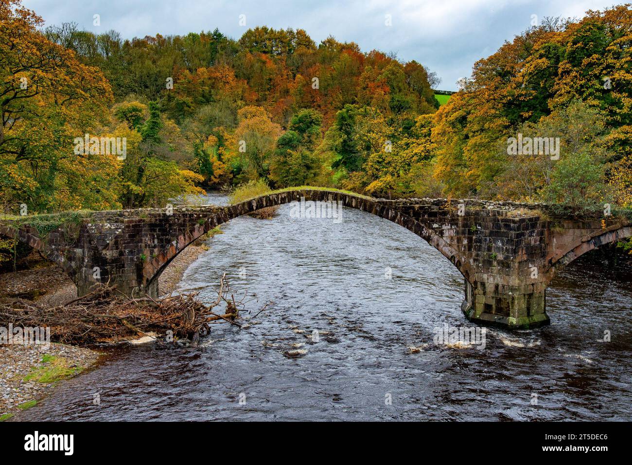 Clitheroe, Lancashire, Royaume-Uni. 4 novembre 2023. Pont de Cromwell au-dessus de la rivière Hodder par une journée d'automne ennuyeuse près de Clitheroe, Lancashire. Crédit : John Eveson/Alamy Live News Banque D'Images