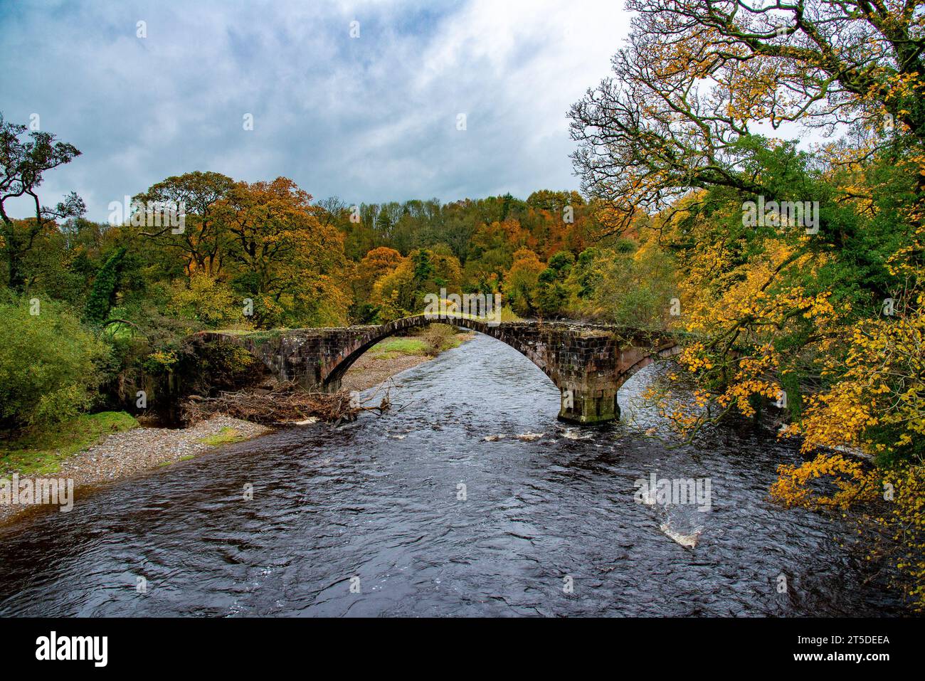 Clitheroe, Lancashire, Royaume-Uni. 4 novembre 2023. Pont de Cromwell au-dessus de la rivière Hodder par une journée d'automne ennuyeuse près de Clitheroe, Lancashire. Crédit : John Eveson/Alamy Live News Banque D'Images