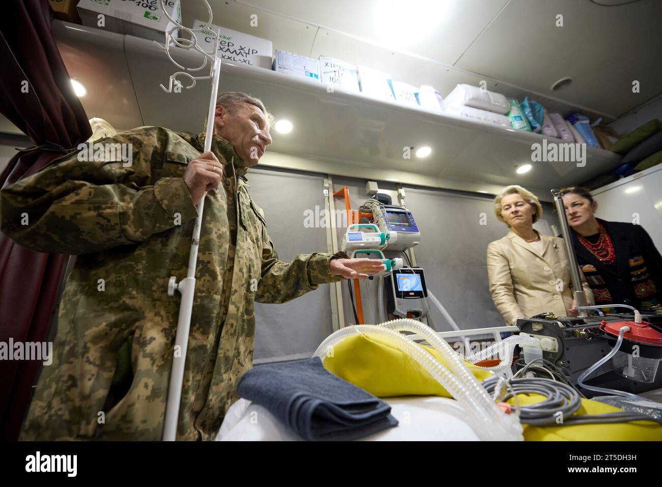 Kiev, Ukraine. 04 novembre 2023. La présidente de la Commission européenne, Ursula von der Leyen, au centre, écoute le président ukrainien Volodymyr Zelenskyy lors d'une visite d'un train médical spécial utilisé pour évacuer des civils blessés, à la gare centrale, le 4 novembre 2023 à Kiev, en Ukraine. Crédit : Présidence ukrainienne/Bureau de presse présidentiel ukrainien/Alamy Live News Banque D'Images