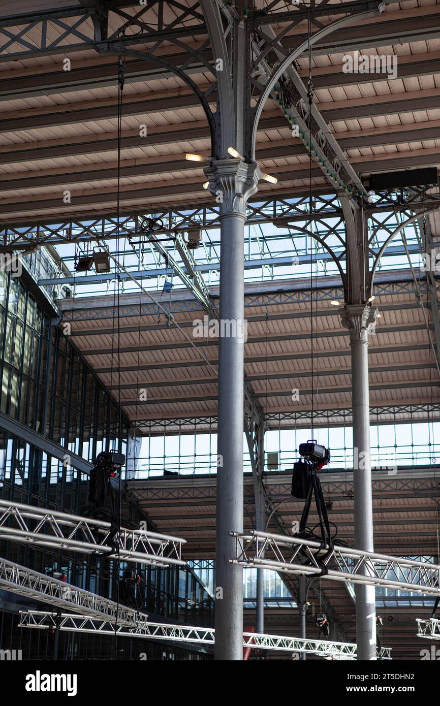 Installation de bandes lumineuses dans une salle de spectacle Banque D'Images