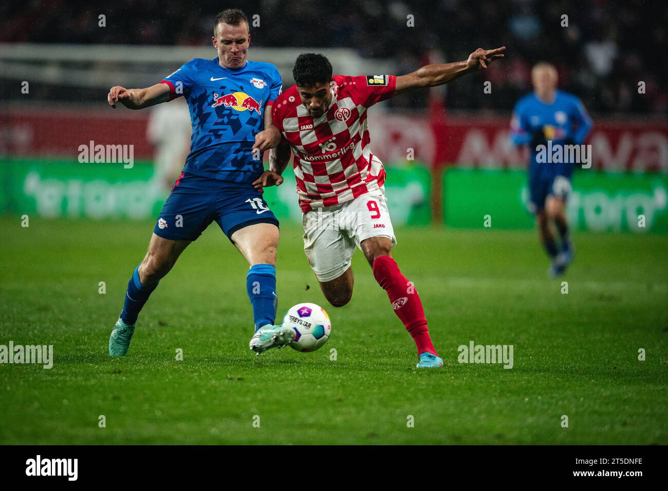 Mayence, Allemagne. 04 novembre 2023. MAINZ, ALLEMAGNE - 4. Novembre : 9 Onisiwo Karim de Mainz 05 vs 17 Openda Ikoma lois lors du match de Bundesliga football entre 1.FSV Mainz 05 et RB Leipzig à MEWA Arena le 4. Novembre 2023 à Mayence, Allemagne. (Photo de Dan O'Connor/ATP images) (O'CONNOR Dan/ATP/SPP) crédit : SPP Sport Press photo. /Alamy Live News Banque D'Images