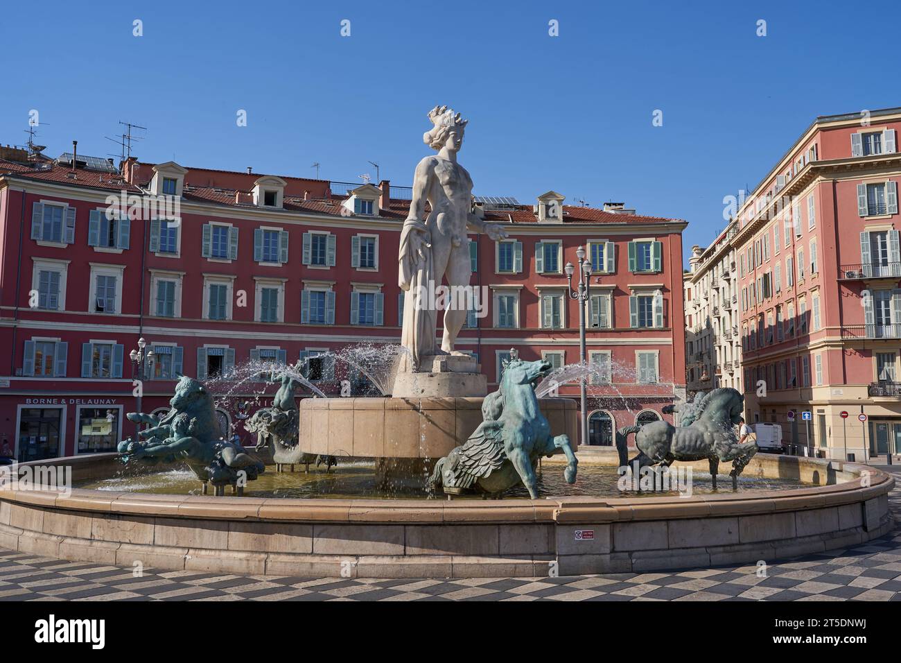 Nice, France - 12 août 2023 - la fontaine de Neptune sur la place Massena par une journée ensoleillée d'été Banque D'Images