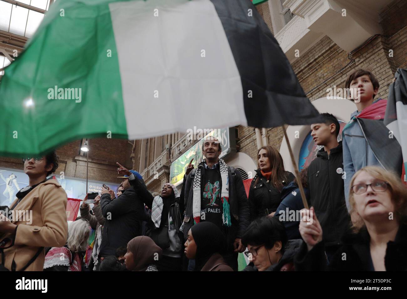 Londres, Royaume-Uni. 4 novembre 2023. Des manifestants pro-palestiniens sont assis lors d'un rassemblement exigeant un cessez-le-feu à Gaza, à l'intérieur de la gare de Charing Cross. Marta Montana Gomez/Alamy Live News Banque D'Images