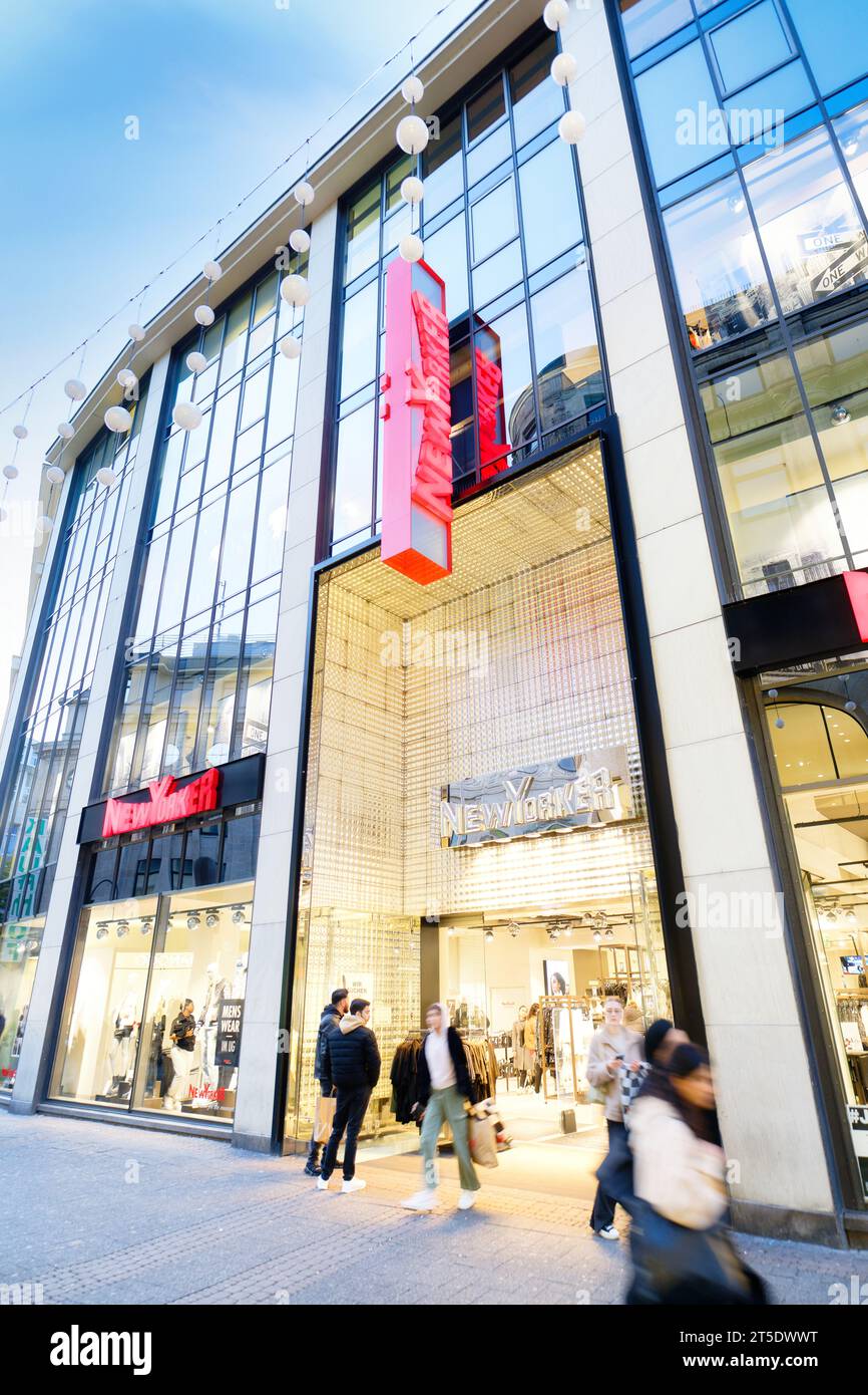 Cologne, Allemagne novembre 03 2023 : magasin de la chaîne de mode New Yorker sur la schildergasse de cologne pendant l'heure bleue Banque D'Images