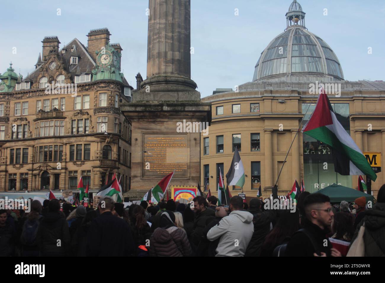 Démonstration de cessez-le-feu Israël-Palestine, Grey's Monument, Newcastle upon Tyne, la situation en Israël et en Palestine évolue activement, tout comme les besoins des civils dans la région. Le groupe terroriste Hamas a lancé une attaque terroriste contre Israël le 7 octobre qui a tué plus de 1 200 personnes. Newcastle upon Tyne, Royaume-Uni, 4 novembre 2023, crédit : DEW/Alamy Live News Banque D'Images